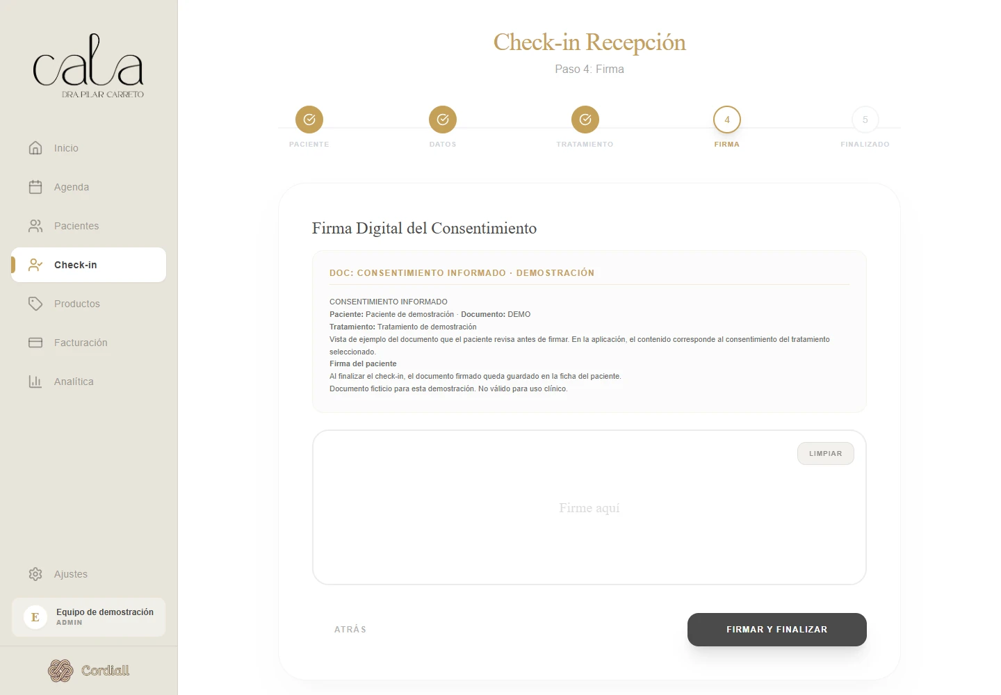 Check-in real de Cala con documento de consentimiento y área de firma; datos ficticios