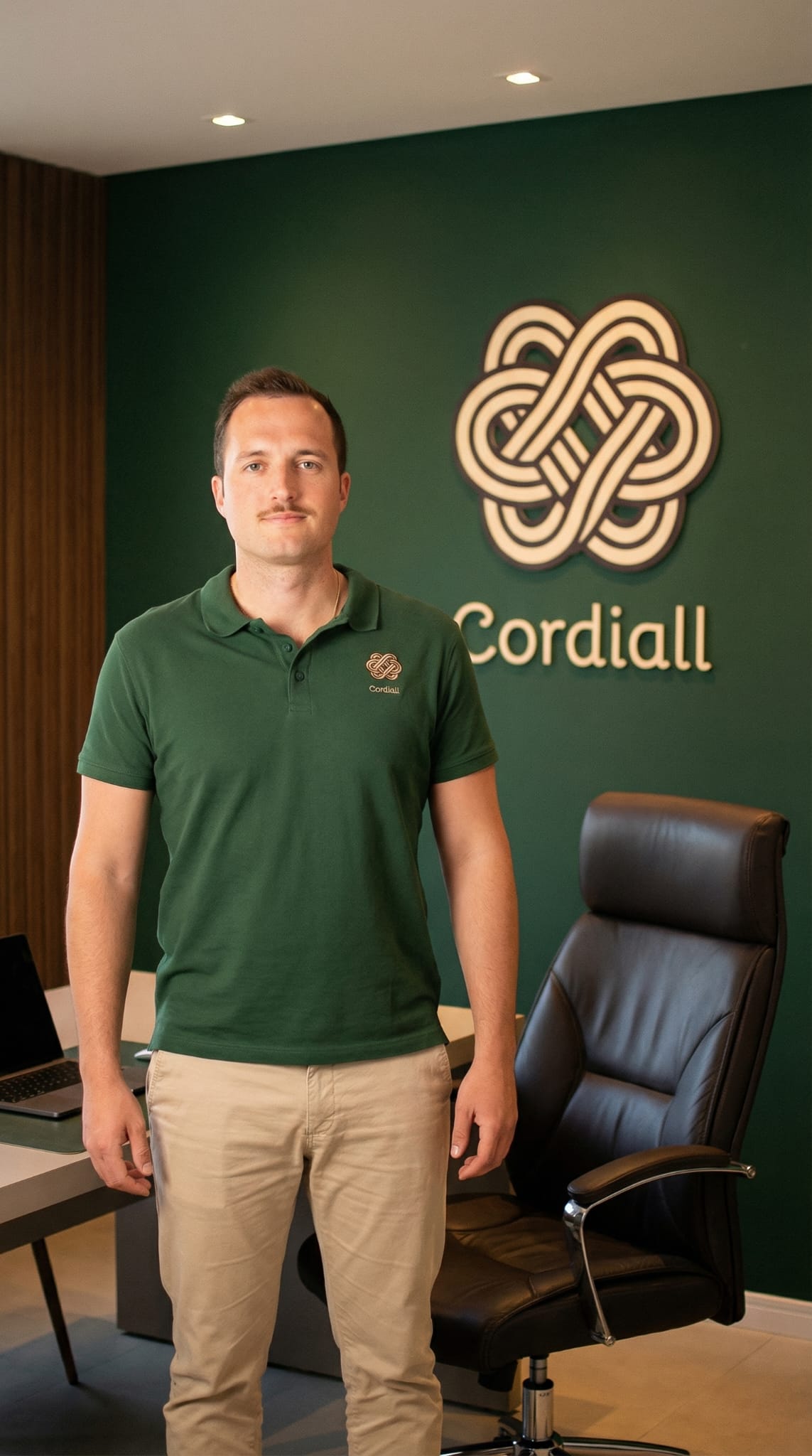 Eduardo en la oficina de Cordiall